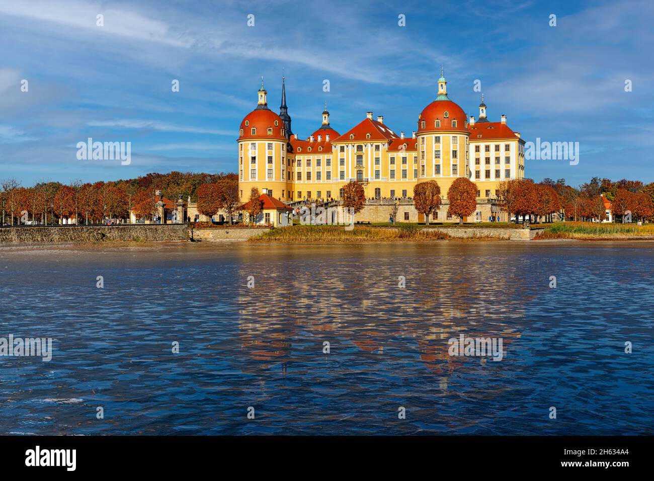 Blick über den See zum Schloss Moritzburg in Sachsen Stock Photo