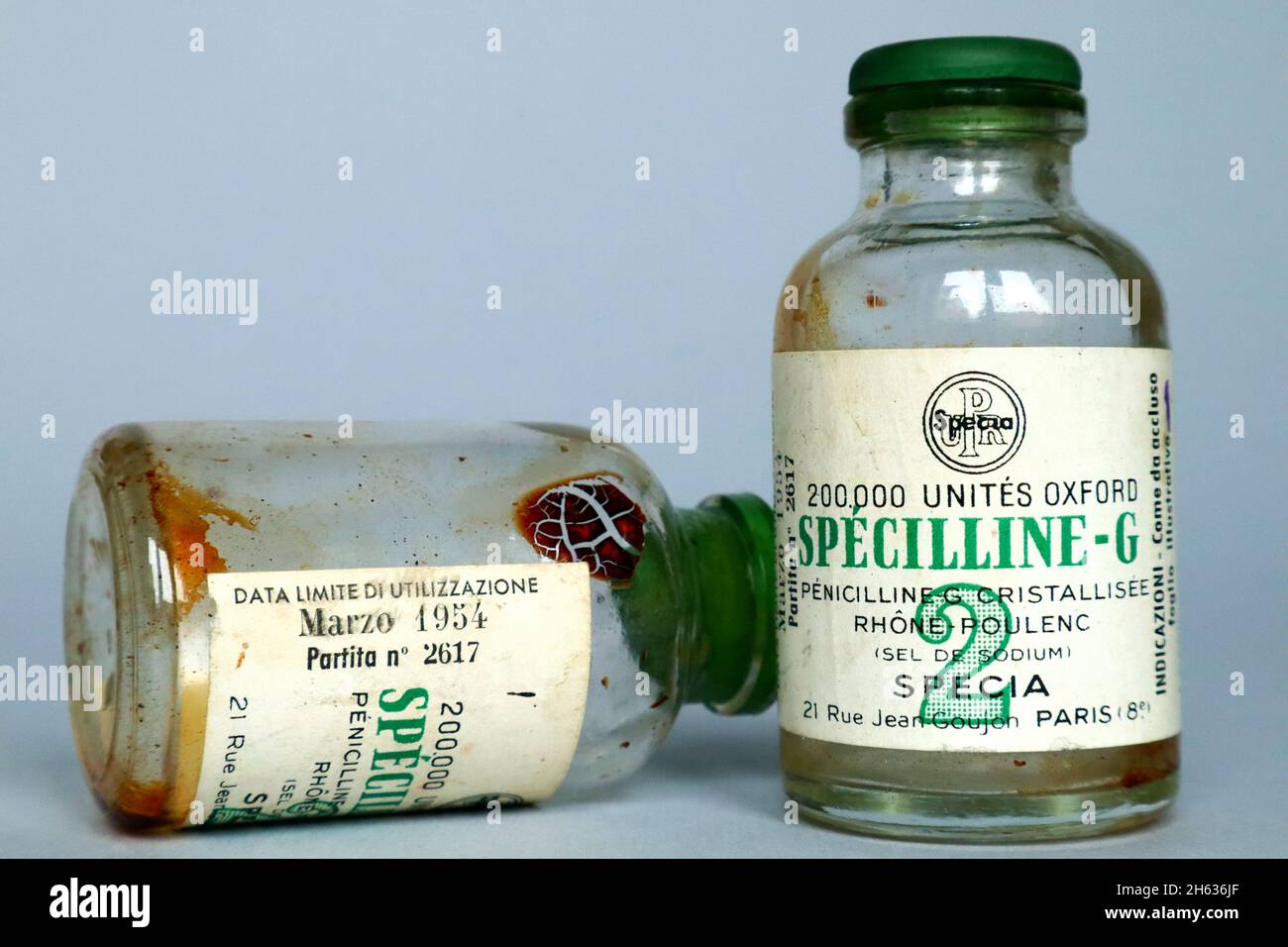 Vintage 1954 Vial of PENICILLIN G, Specilline-G, Produced by SPECIA - Paris  Stock Photo - Alamy