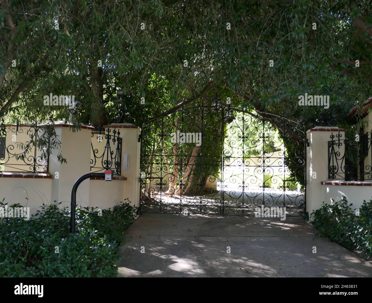 Beverly Hills, California, USA 14th September 2021 A general view of atmosphere of Actress Diane Keaton, Singer Madonna, Actress Betty Grable, Bandleader Harry James, Actor Frank Price and Architect Wallace Neff's Former home/house at 1015 N. Roxbury Drive on September 14, 2021 in Beverly Hills, California, USA. Photo by Barry King/Alamy Stock Photo Stock Photo