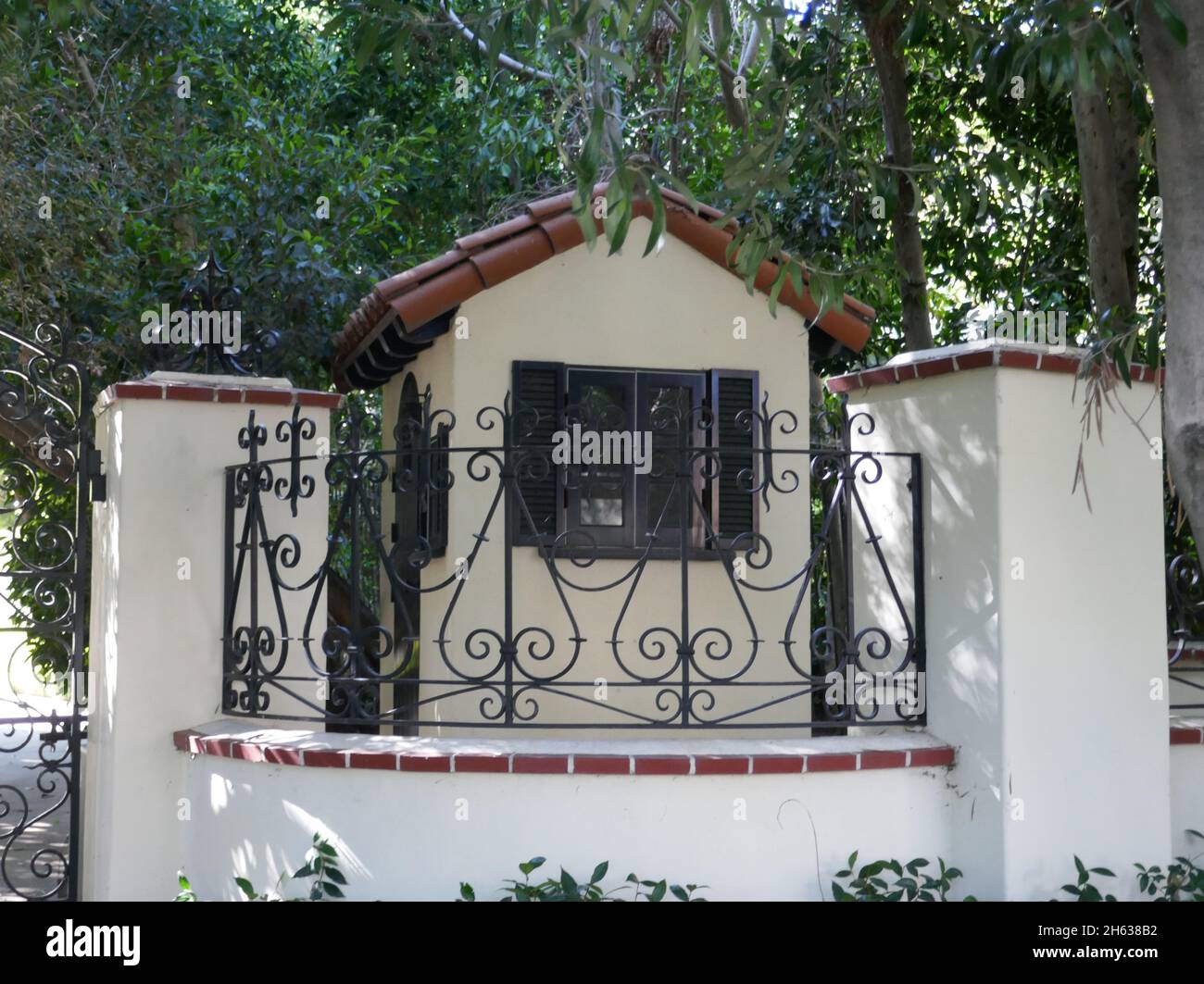 Beverly Hills, California, USA 14th September 2021 A general view of atmosphere of Actress Diane Keaton, Singer Madonna, Actress Betty Grable, Bandleader Harry James, Actor Frank Price and Architect Wallace Neff's Former home/house at 1015 N. Roxbury Drive on September 14, 2021 in Beverly Hills, California, USA. Photo by Barry King/Alamy Stock Photo Stock Photo