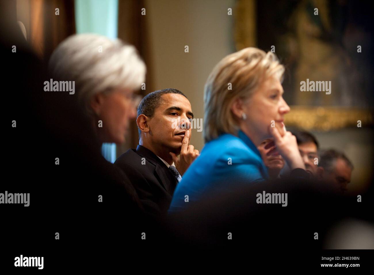 President Barack Obama holds a Homeland Security Council meeting to discuss H1N1 flu in the Cabinet Room May 1, 2009, including Secretary of Health and Human Services, Kathleen Sebelius, and Secretary of State Hillary Clinton Stock Photo