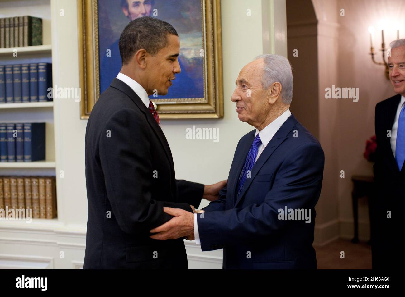 President Barack Obama welcomes Israeli President Shimon Peres in the Oval Office Tuesday, May 5, 2009.  At right is Vice President Joe Biden Stock Photo