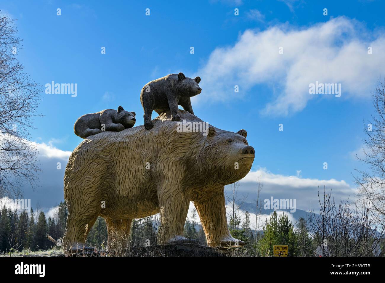 Roadside attraction, grizzly  bear with cubs, sculpture carving, Blue River, British Columbia, Canada Stock Photo