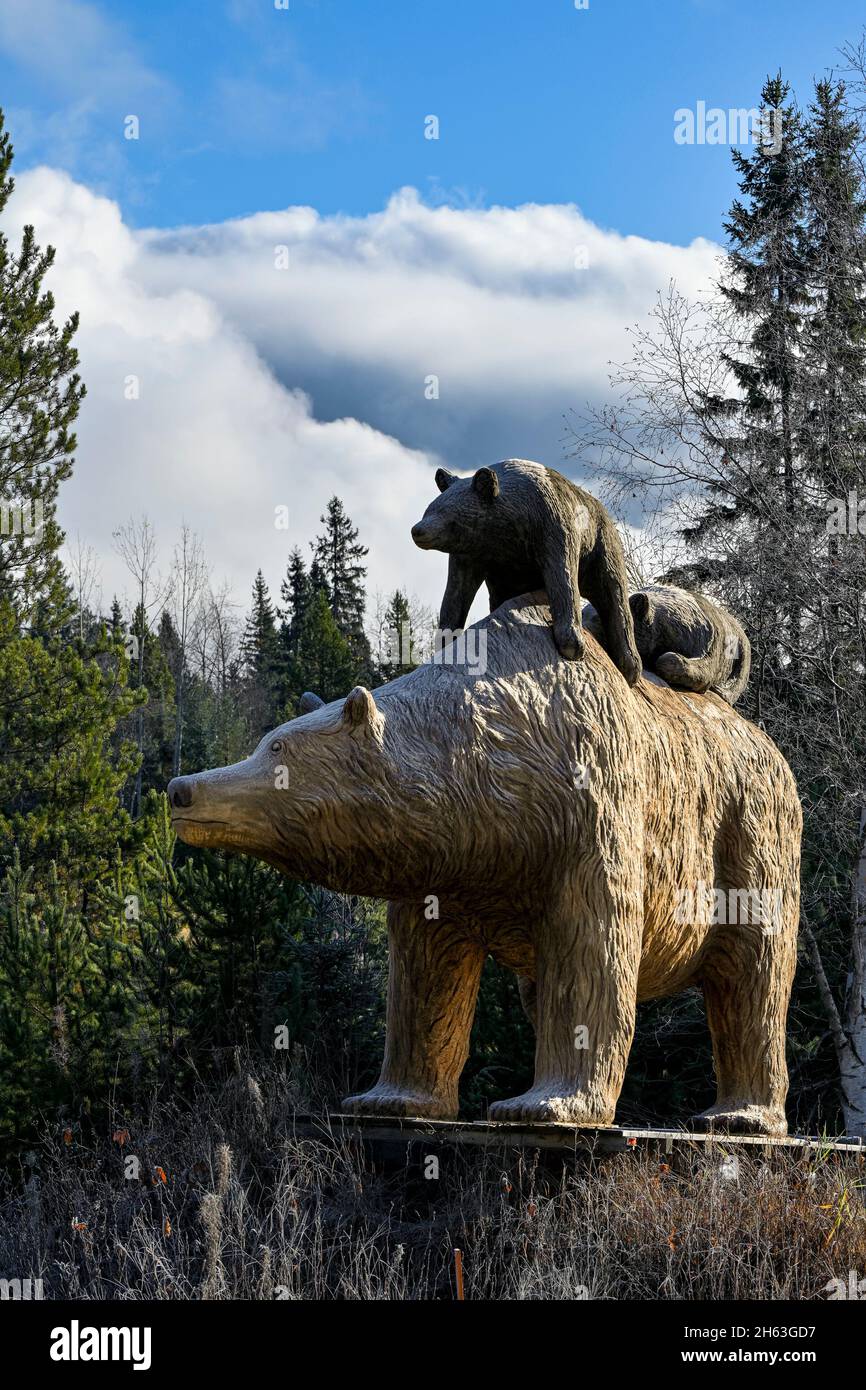 Roadside attraction, grizzly  bear with cubs, sculpture carving, Blue River, British Columbia, Canada Stock Photo