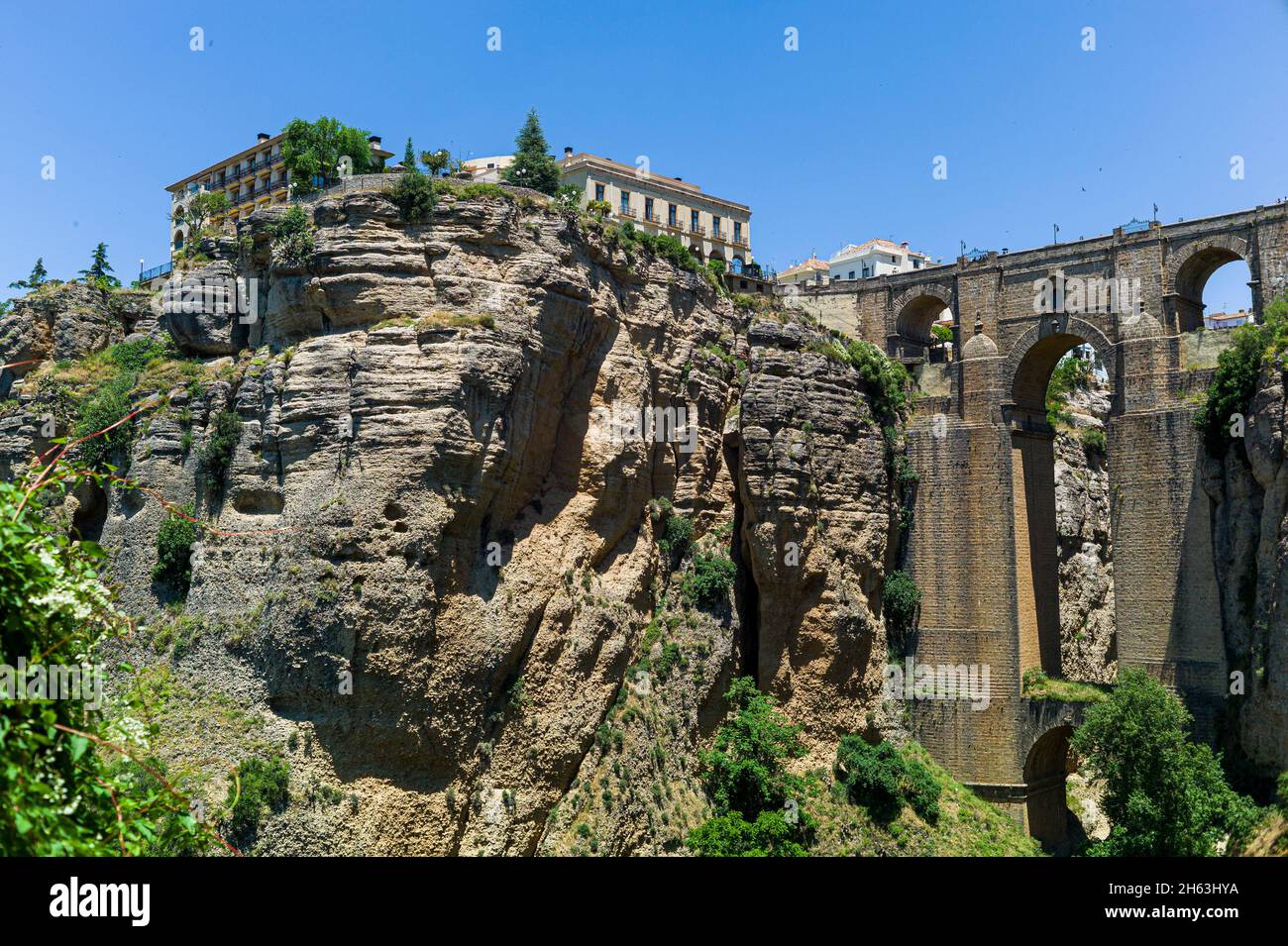 the puente nuevo ('new bridge') span the 120-metre-deep chasm that carries the guadaleva–n river and divides the city of ronda,the el tajo gorge. ronda,provence of malaga,andalusia,spain. Stock Photo