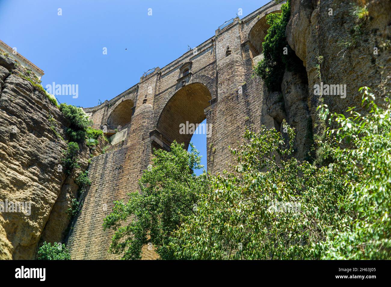 the puente nuevo ('new bridge') span the 120-metre-deep chasm that carries the guadaleva–n river and divides the city of ronda,the el tajo gorge. ronda,provence of malaga,andalusia,spain. Stock Photo