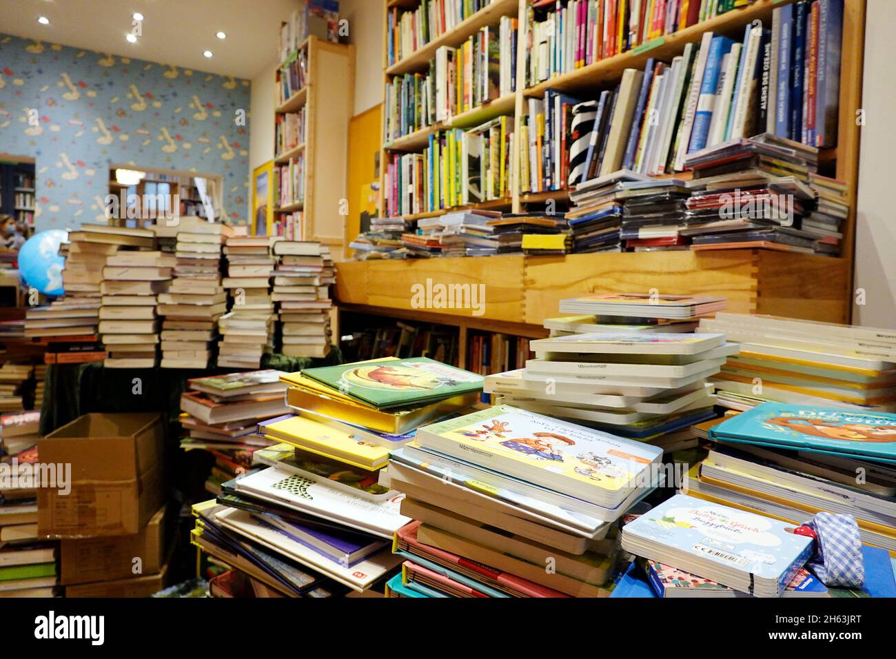 neue und gebrauchte Bücher in einem Antiquariat Stock Photo