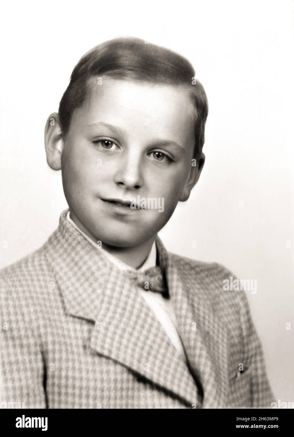 1954 ca, USA : The celebrated american transvestite actor DIVINE ( born Harris Glenn Milstead , 1945 - 1988 ) when was a young boy aged 9 . Unknown photographer .- HISTORY - FOTO STORICHE - LGBT - LGBTQ - GAY - Homosexuality - Homosexual - Omosessualità - Omosessuale - TRAVESTITO - TRANSGENDER - FEMALE IMPERSONATOR - ATTORE - MOVIE - CINEMA - personalità da bambino bambini da giovane - personality personalities when was young - INFANZIA - CHILD - CHILDREN - CHILDHOOD - smile sorriso ---- ARCHIVIO GBB Stock Photo