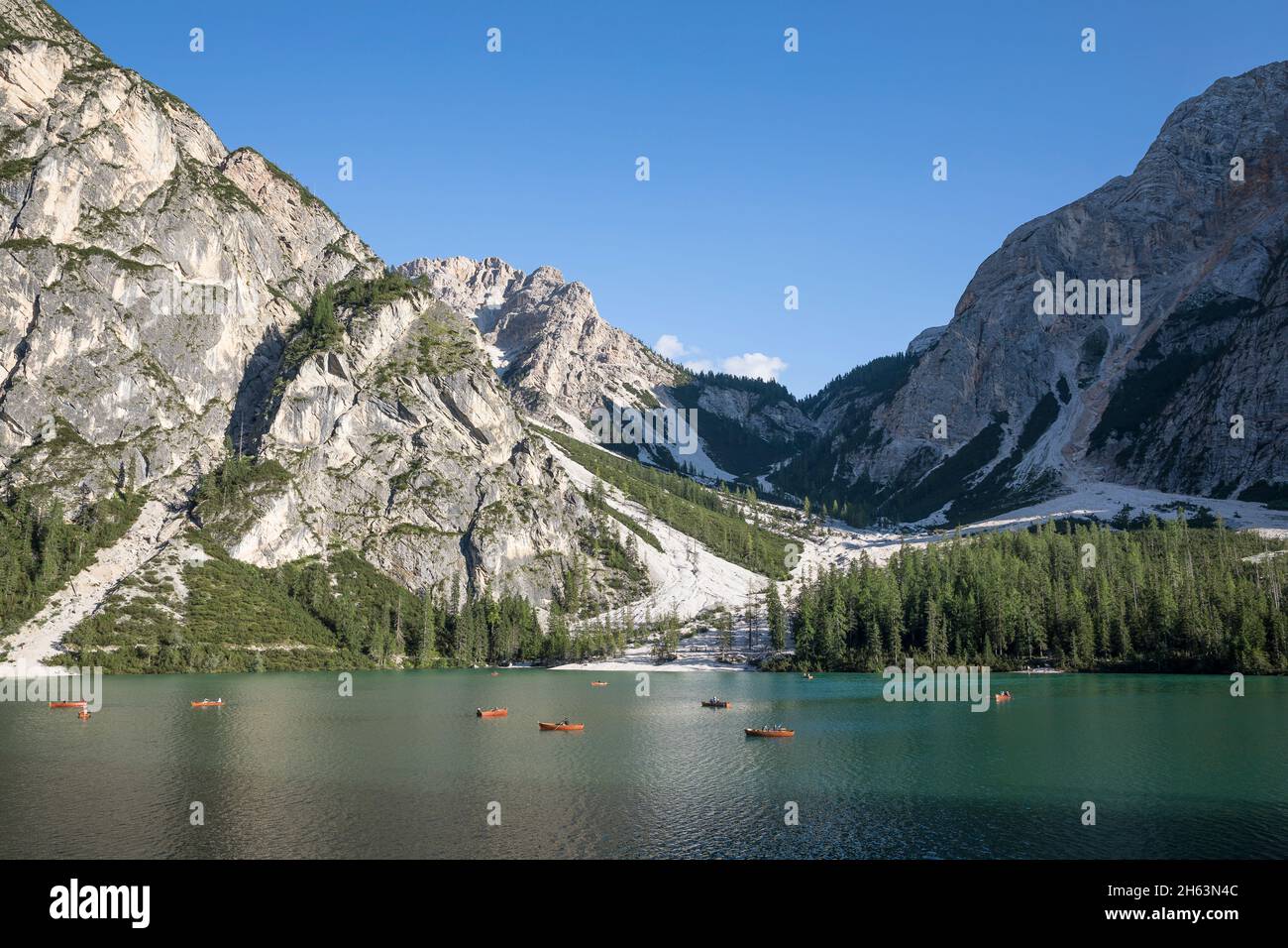 rowing-boats-on-lake-braies-fanes-sennes-braies-nature-park-dolomites