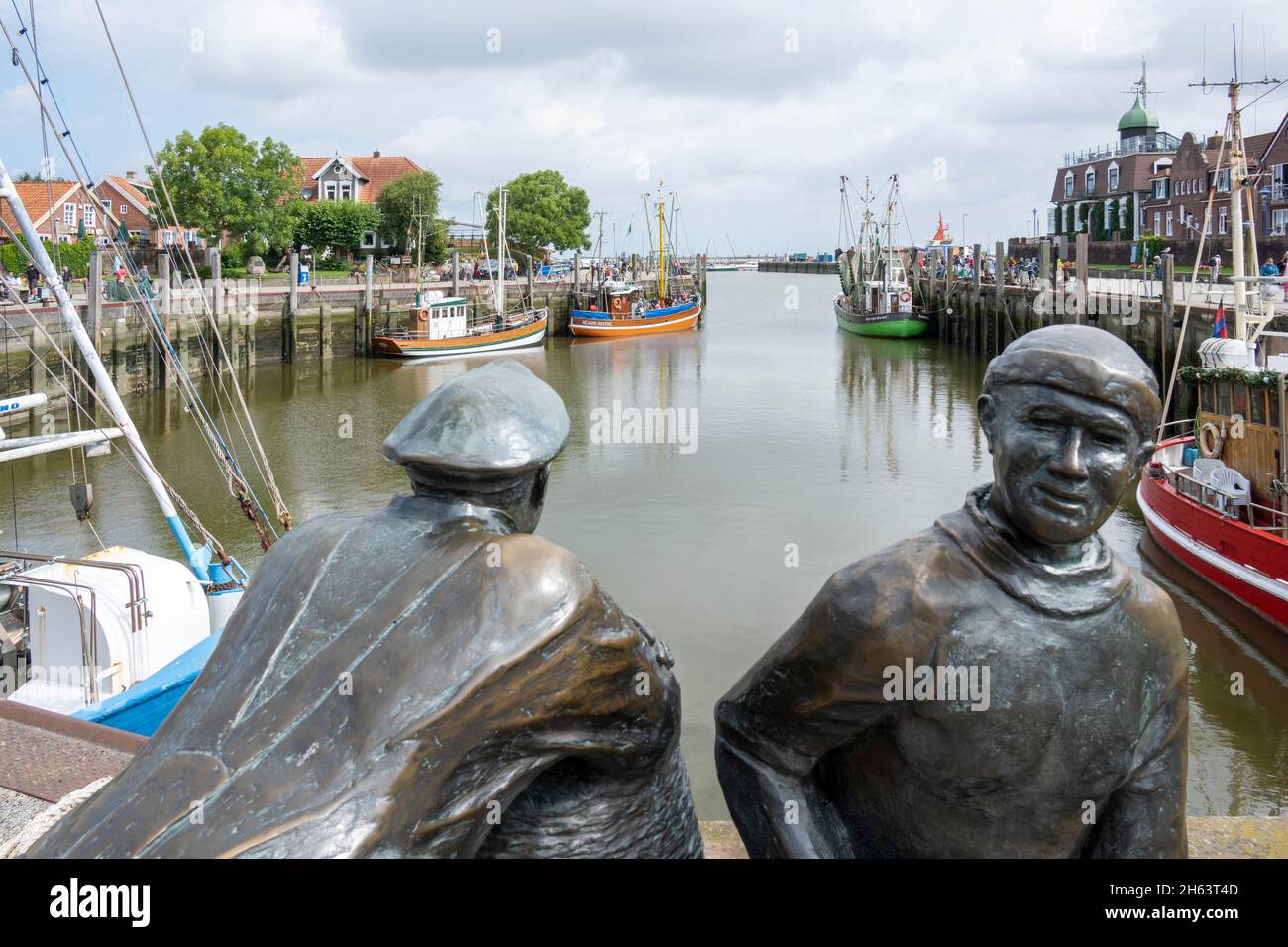 germany,lower saxony,east frisia,neuharlingersiel in the fishing port. old and young fishermen by the sculptor hans-christian petersen. Stock Photo