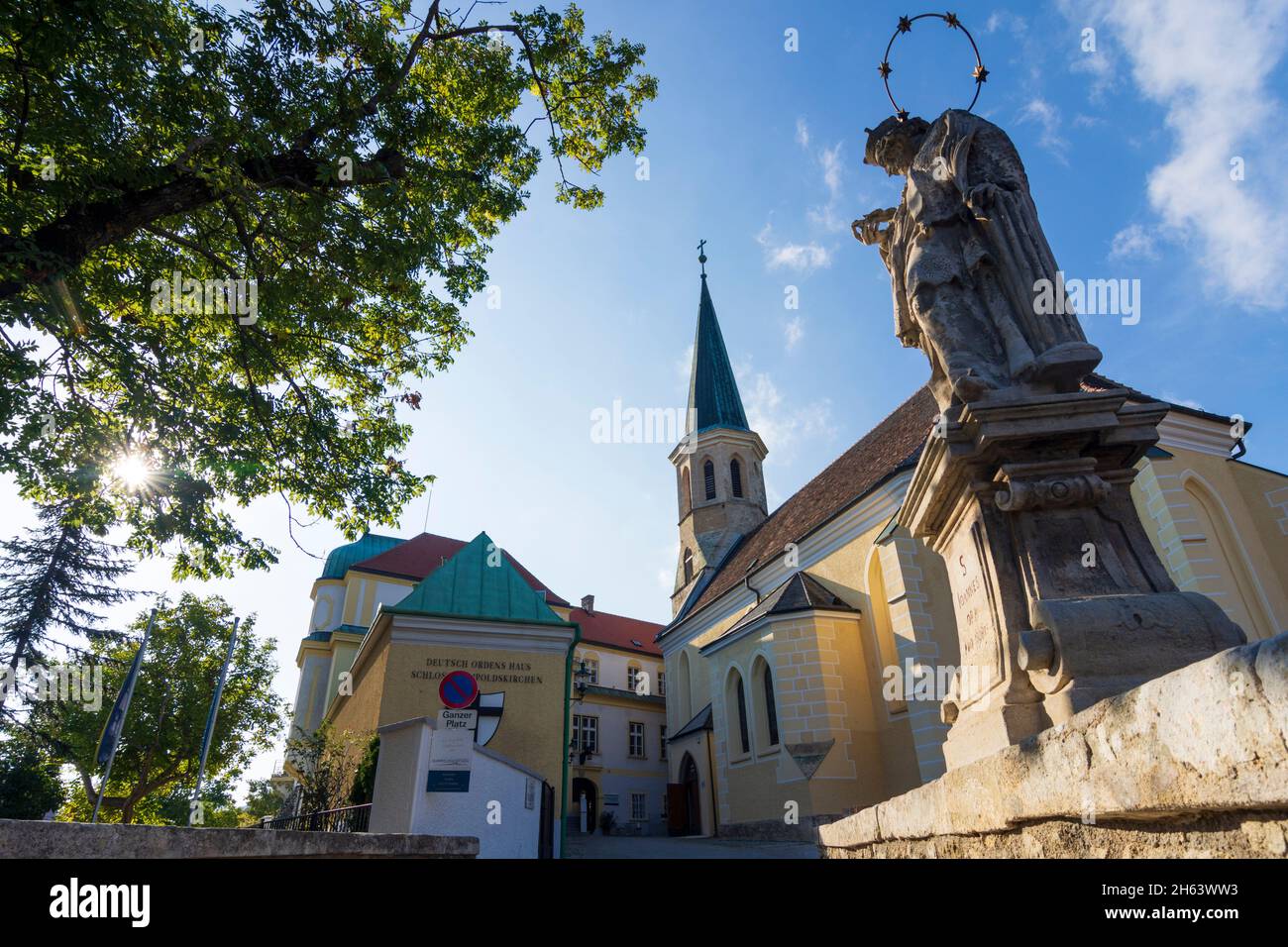 gumpoldskirchen,castle deutschordensschloss and church gumpoldskirchen in wienerwald,vienna woods,niederösterreich,lower austria,austria Stock Photo