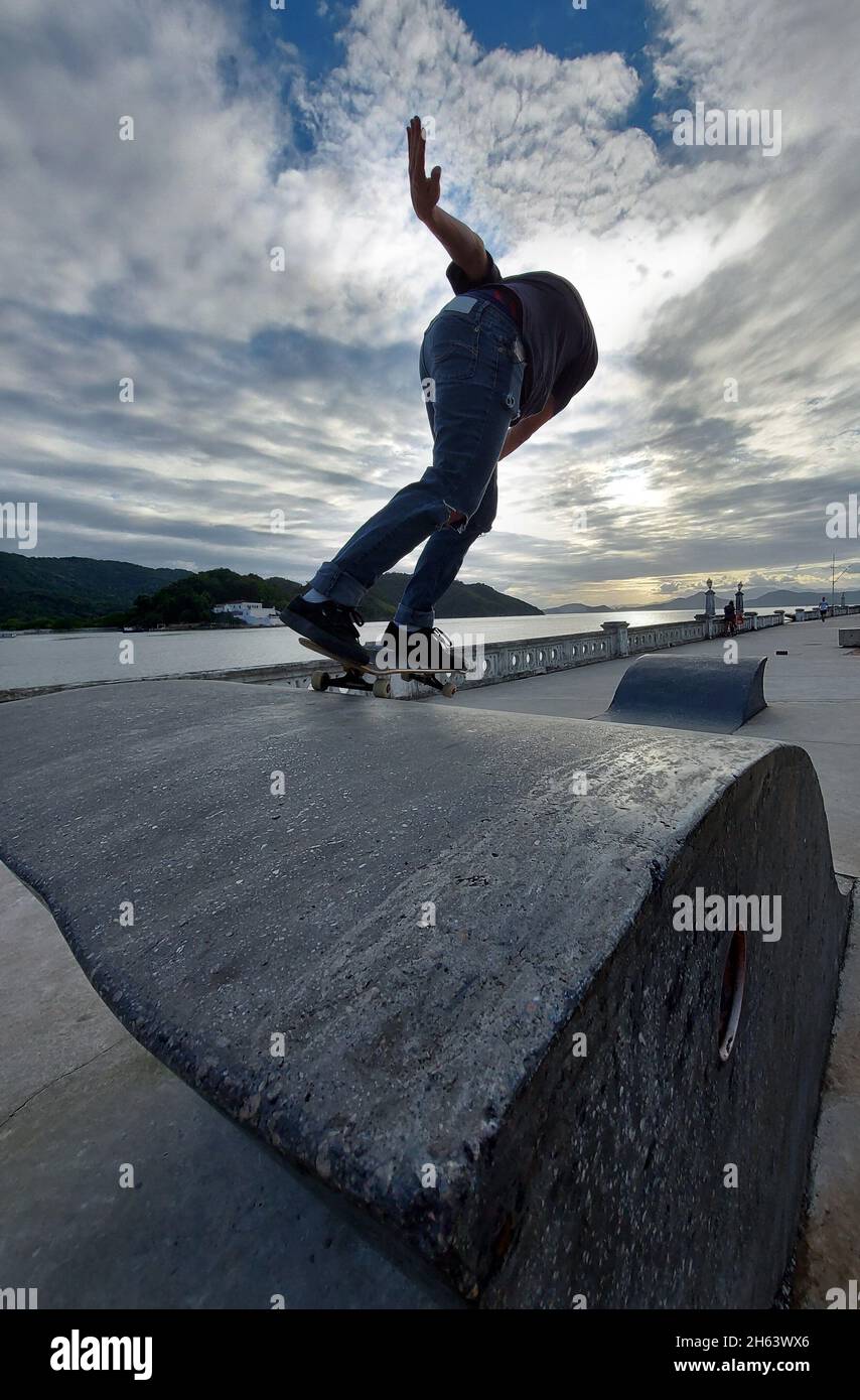 Sao Paulo, Brazil. 12th Nov, 2021. (INT) Movement in Ponta da Praia, Santos. November 12, 2021, Santos, Sao Paulo, Brazil: People are taking advantage of the rising temperature of the evening to go to Ponta da Praia, in Santos, on the coast of Sao Paulo, on Friday (12), the long holiday of the Proclamation of the Republic. (Credit Image: © Luigi Bongiovanni/TheNEWS2 via ZUMA Press Wire) Credit: ZUMA Press, Inc./Alamy Live News Stock Photo