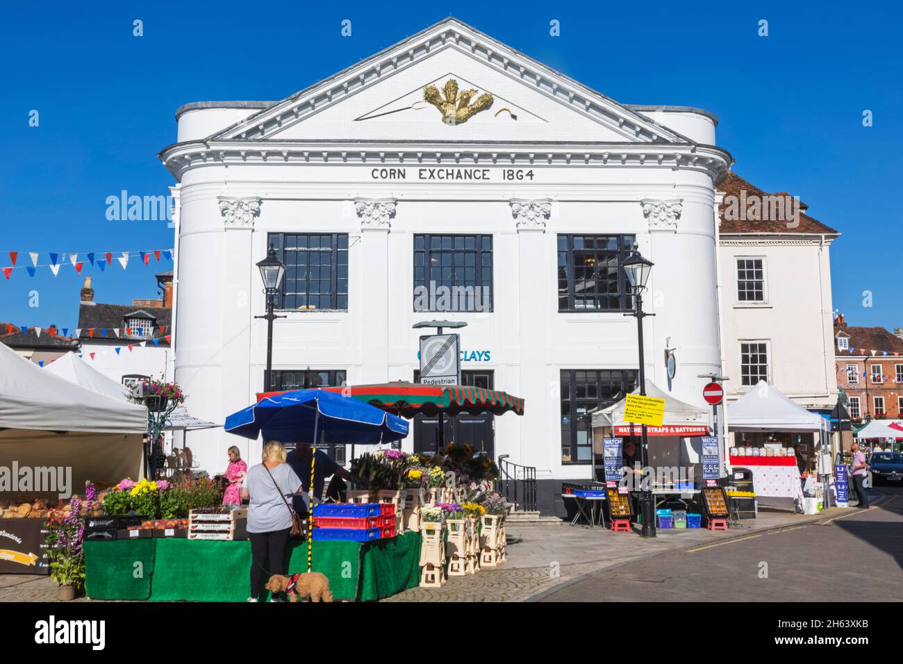 england,hampshire,test valley,romsey,old corn exchamge building and street market Stock Photo