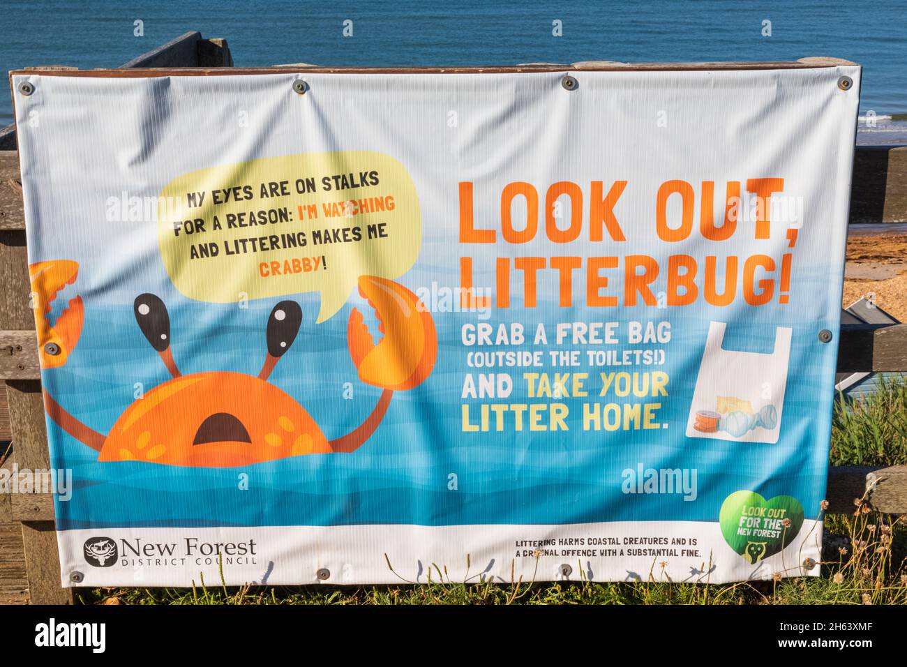 england,hampshire,the new forest,milford-on-sea,beach side anti-litter notice Stock Photo