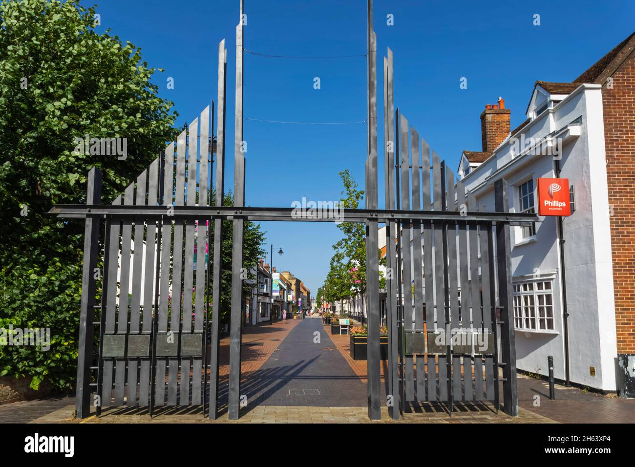 england,hampshire,basingstoke,london street,the iron triumphal gate