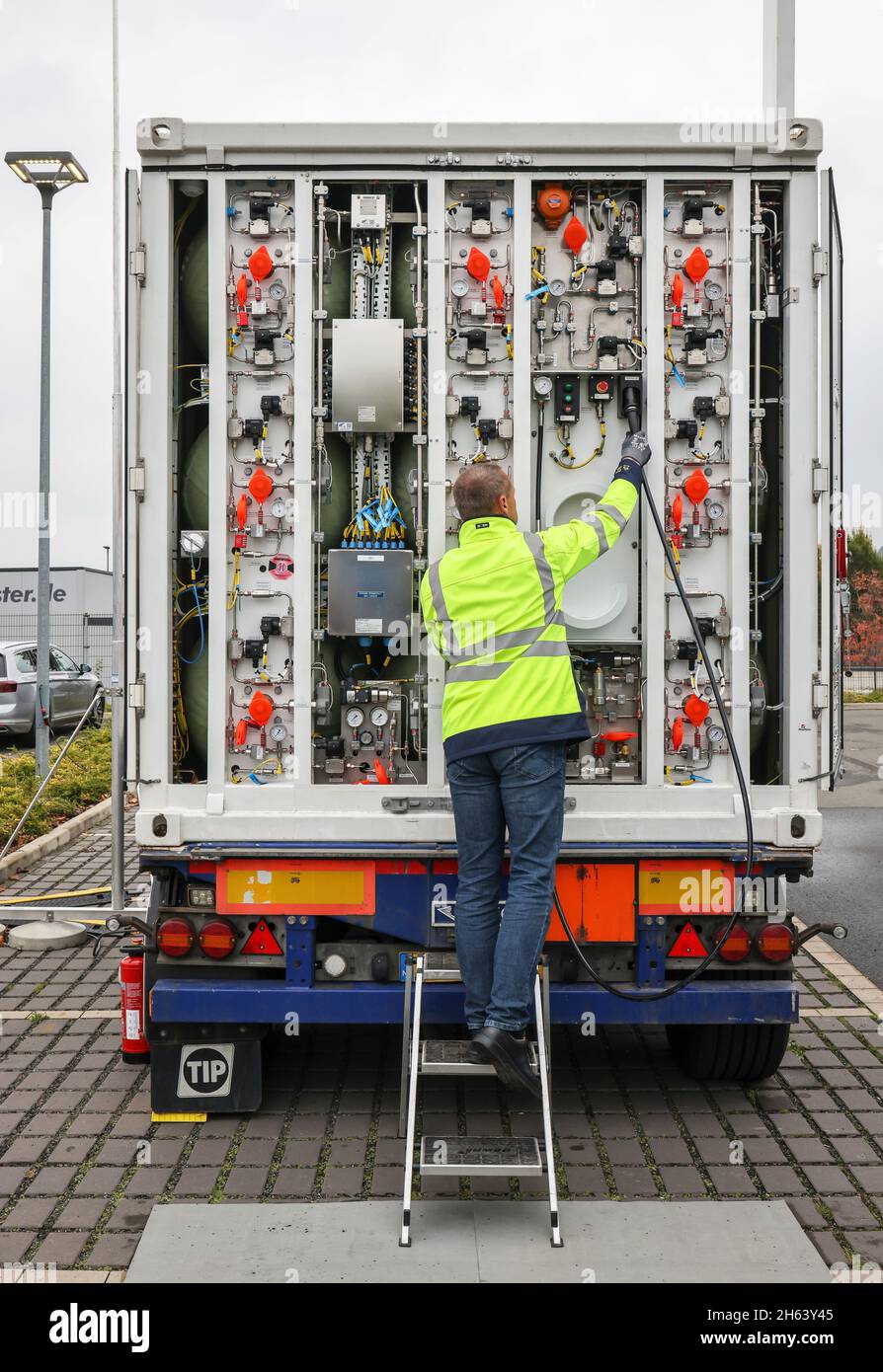 muenster,north rhine-westphalia,germany - tank demonstration at the mobile h2 hydrogen filling station of the westfalen ag. the system enables vehicles to be refueled with fuel cells,whether buses,trucks,trains or vehicles on construction sites,in logistics,in ports or at airports. Stock Photo