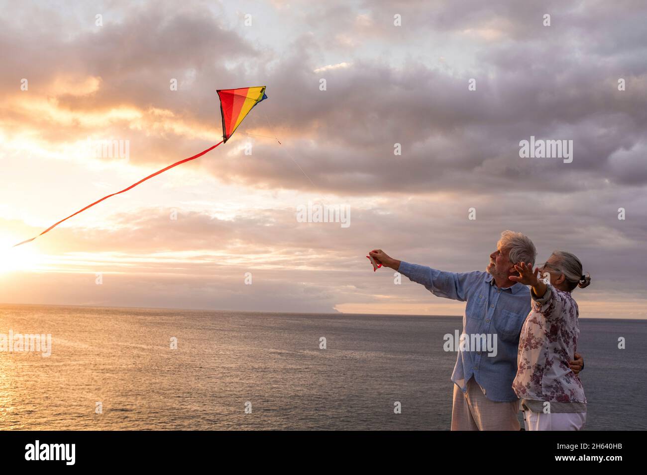 Couple with a kite hi-res stock photography and images - Alamy