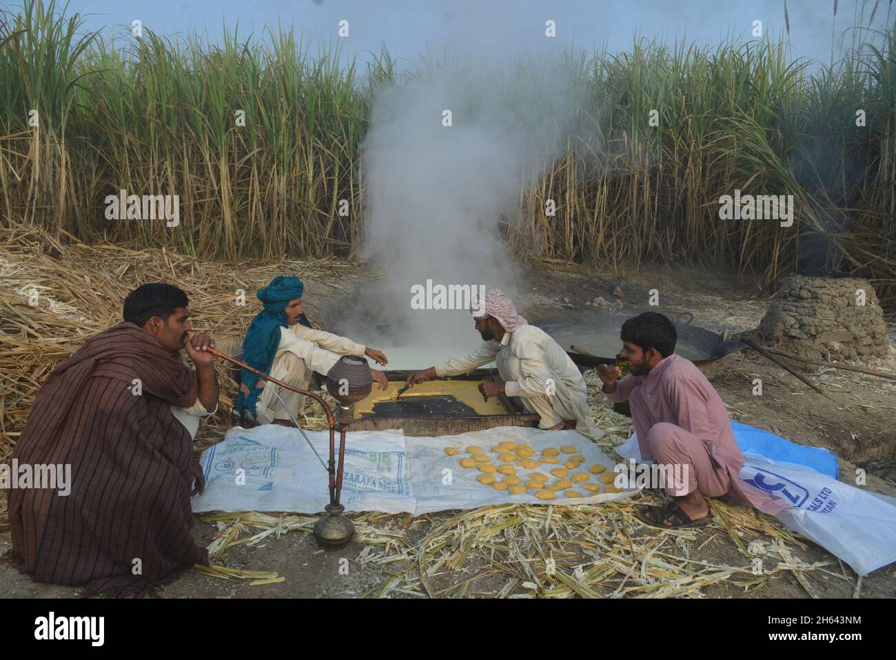 Lahore, Pakistan. 11th Nov, 2021. Pakistani farmers are busy in making ...