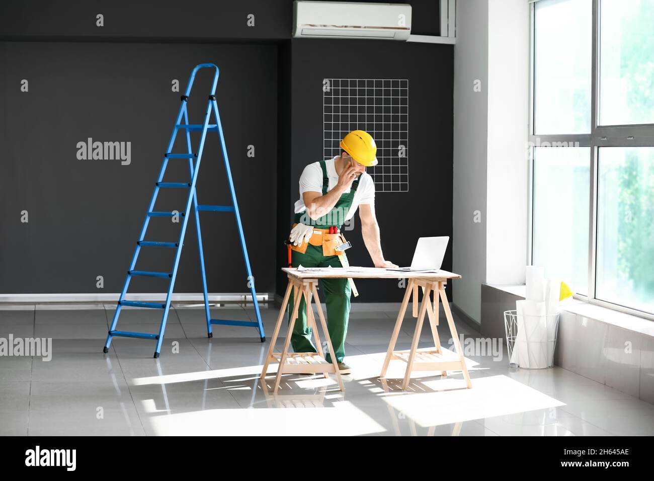 Craftsman laptop mobile phone hi-res stock photography and images - Alamy