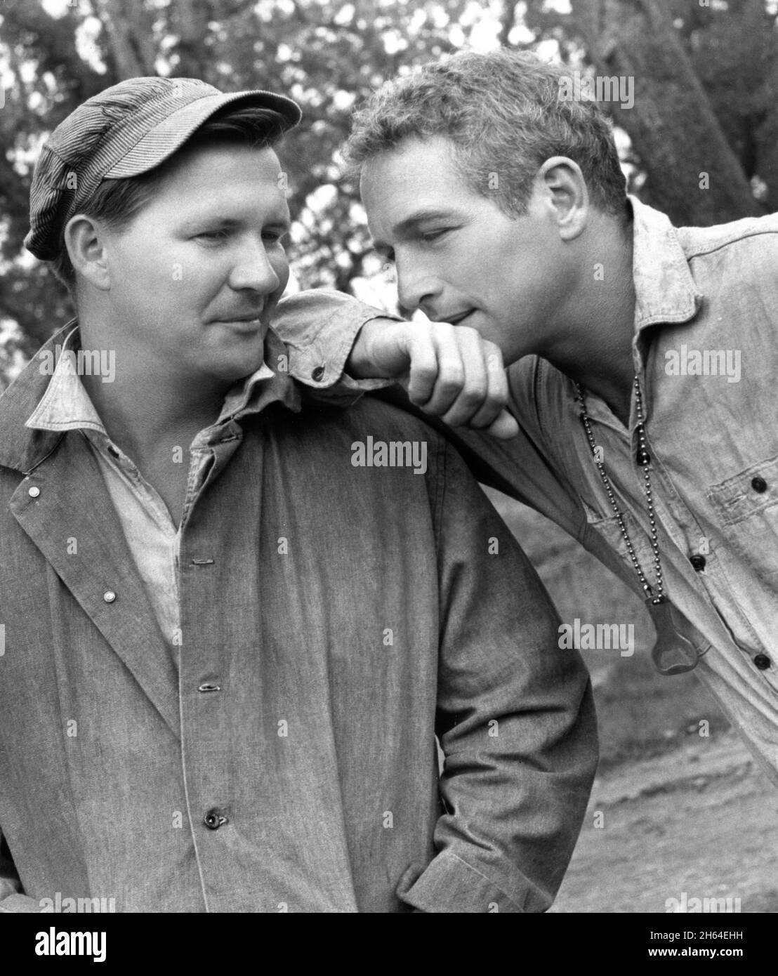 Author DONN PEARCE and PAUL NEWMAN on set location candid during filming of COOL HAND LUKE 1967 director STUART ROSENBERG novel Don Pearce screenplay Don Pearce and Frank Pierson music Lalo Schifrin Jalem Productions / Warner Bros. / Seven Arts Stock Photo