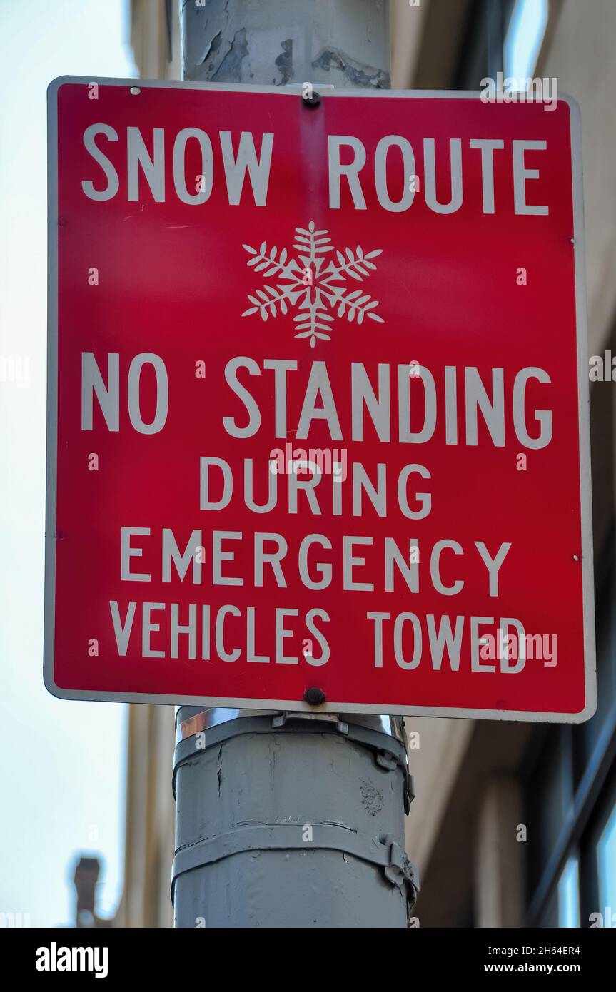 Snow emergency route sign hi-res stock photography and images - Alamy