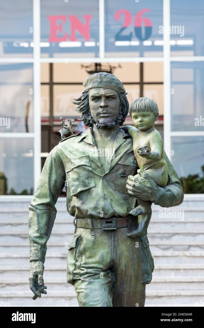 Sculpture Che With Child by Casto Solano, Santa Clara, Villa Clara, Cuba  Stock Photo - Alamy