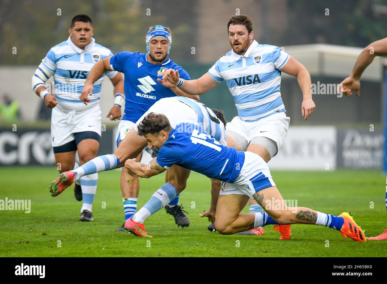 Monigo stadium, Treviso, Italy, November 13, 2021, Santiago Carreras  (Argentina) tackled by Matteo Minozzi (Italy) during Test Match 2021, Italy  vs Argentina - Autumn Nations Cup rugby match Stock Photo - Alamy