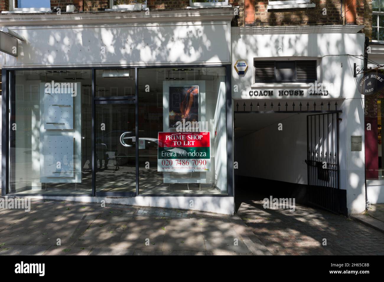 Shop to let in the wealth area of Hampstead High Street, Hampstead, London, UK.  11 May 2009 Stock Photo