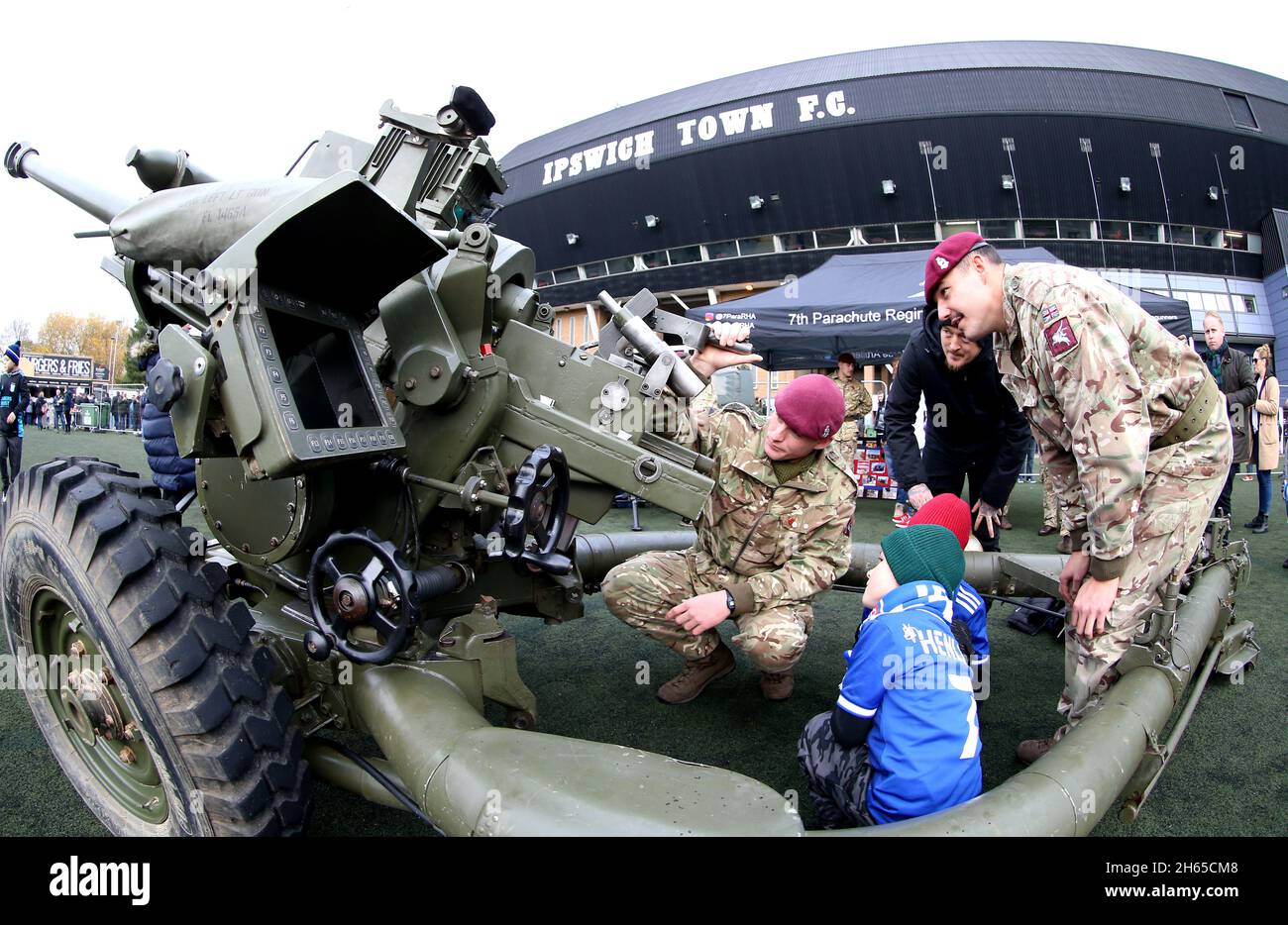 Members of the 7th parachute regiment royal horse artillery hi-res ...