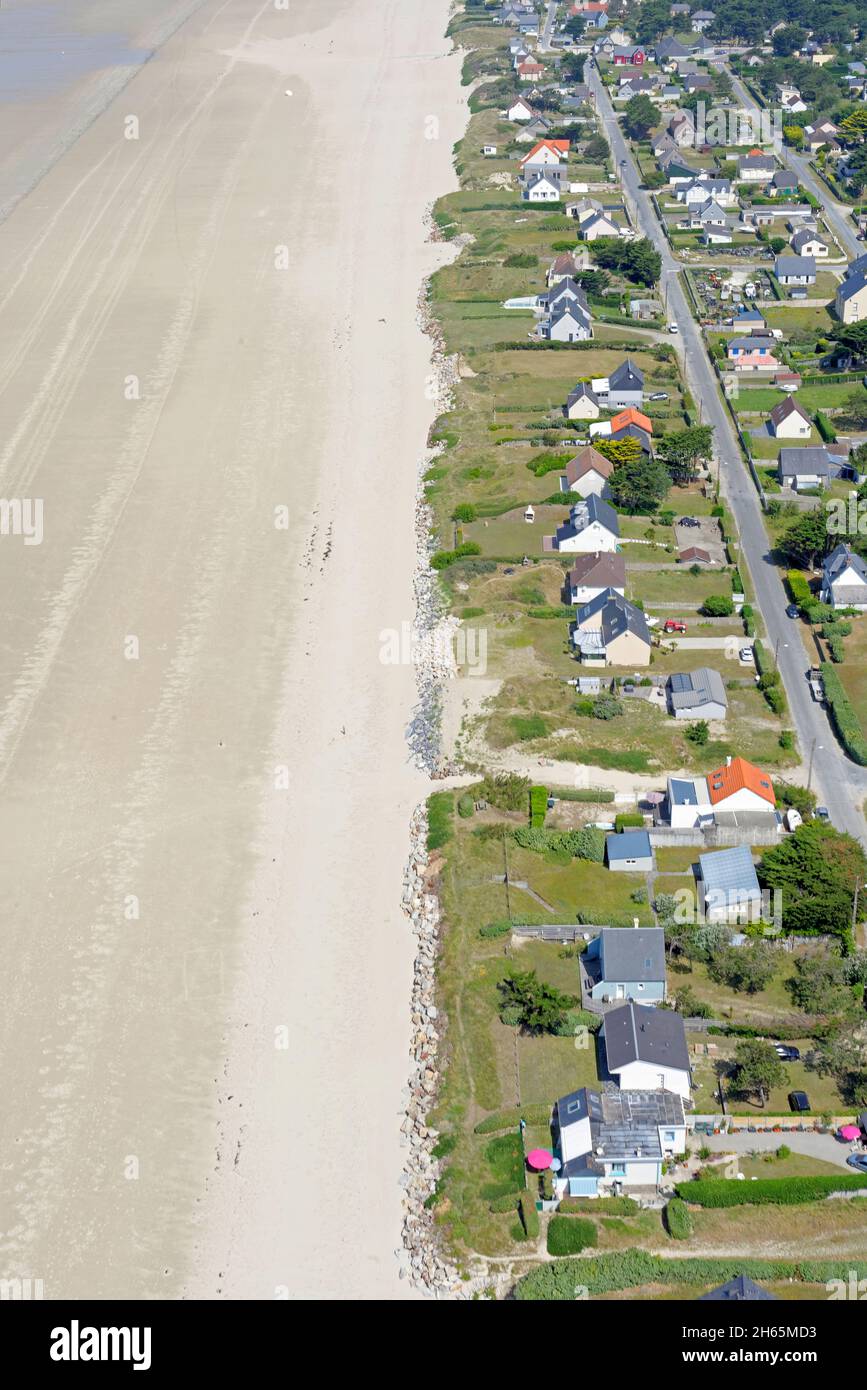 France, Manche (50), Barneville-Carteret, low tide beach and coastal dwellings (aerial view) Stock Photo