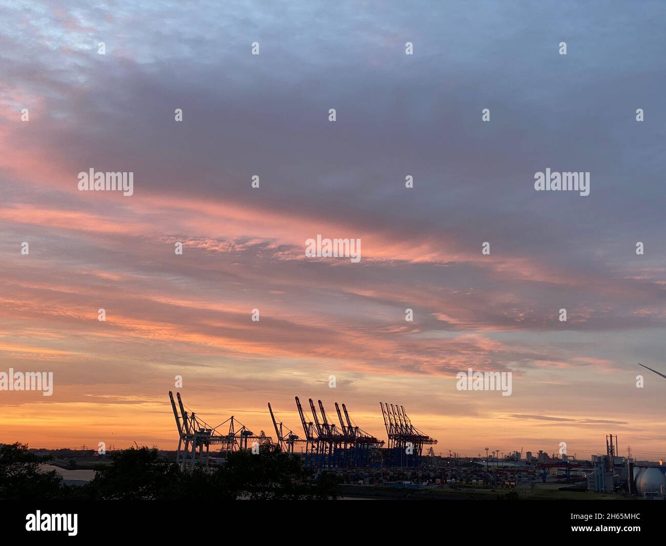 Ansicht Hamburger Hafen in der Abenddämmerung Stock Photo