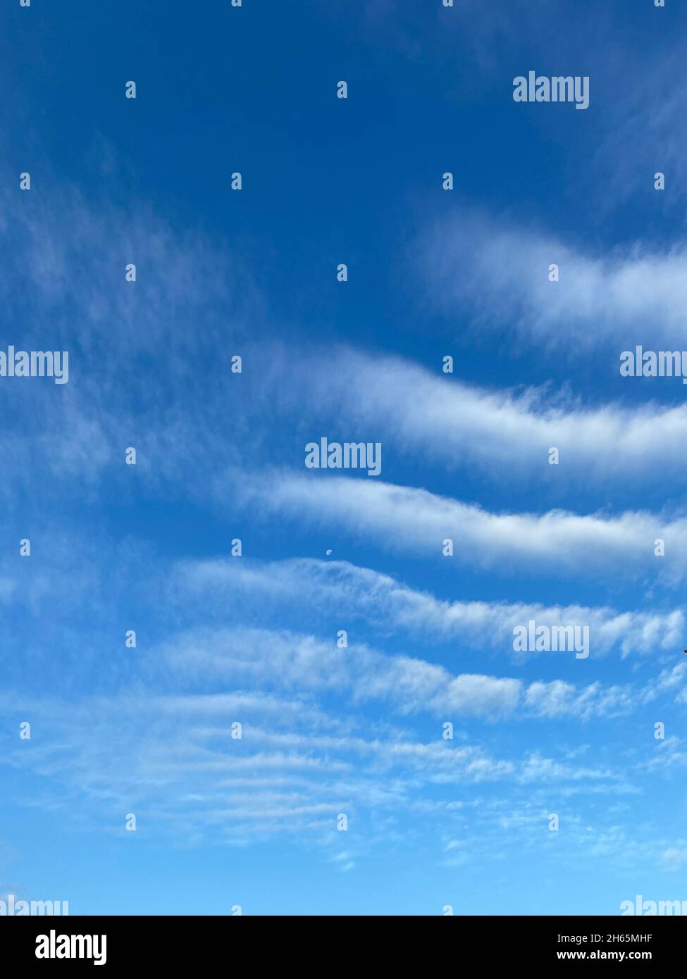 blauer Himmel mit Wolkenformation Stratocumulus Stock Photo