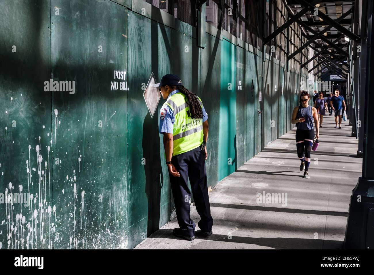 NEW YORK, USA Sep 23, 2017 Manhattan street scene. Security guard
