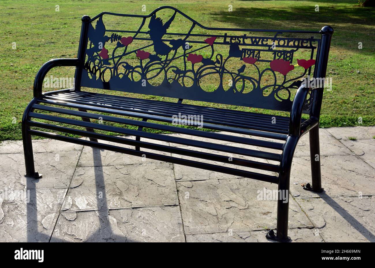 Remembrance day sculptured seat “Lest we forget, 1914-1918” Alcester, Warwickshire, UK Stock Photo