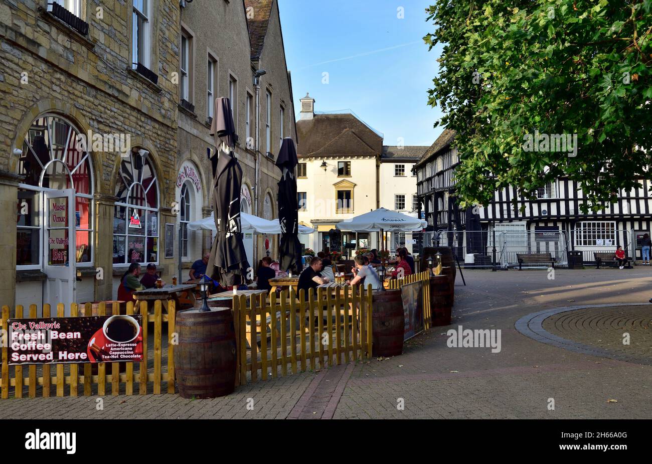 Eat, drinks outside the The Valkyrie Bar in Market square in market town of Evesham, Worcestershire, West Midlands, UK Stock Photo