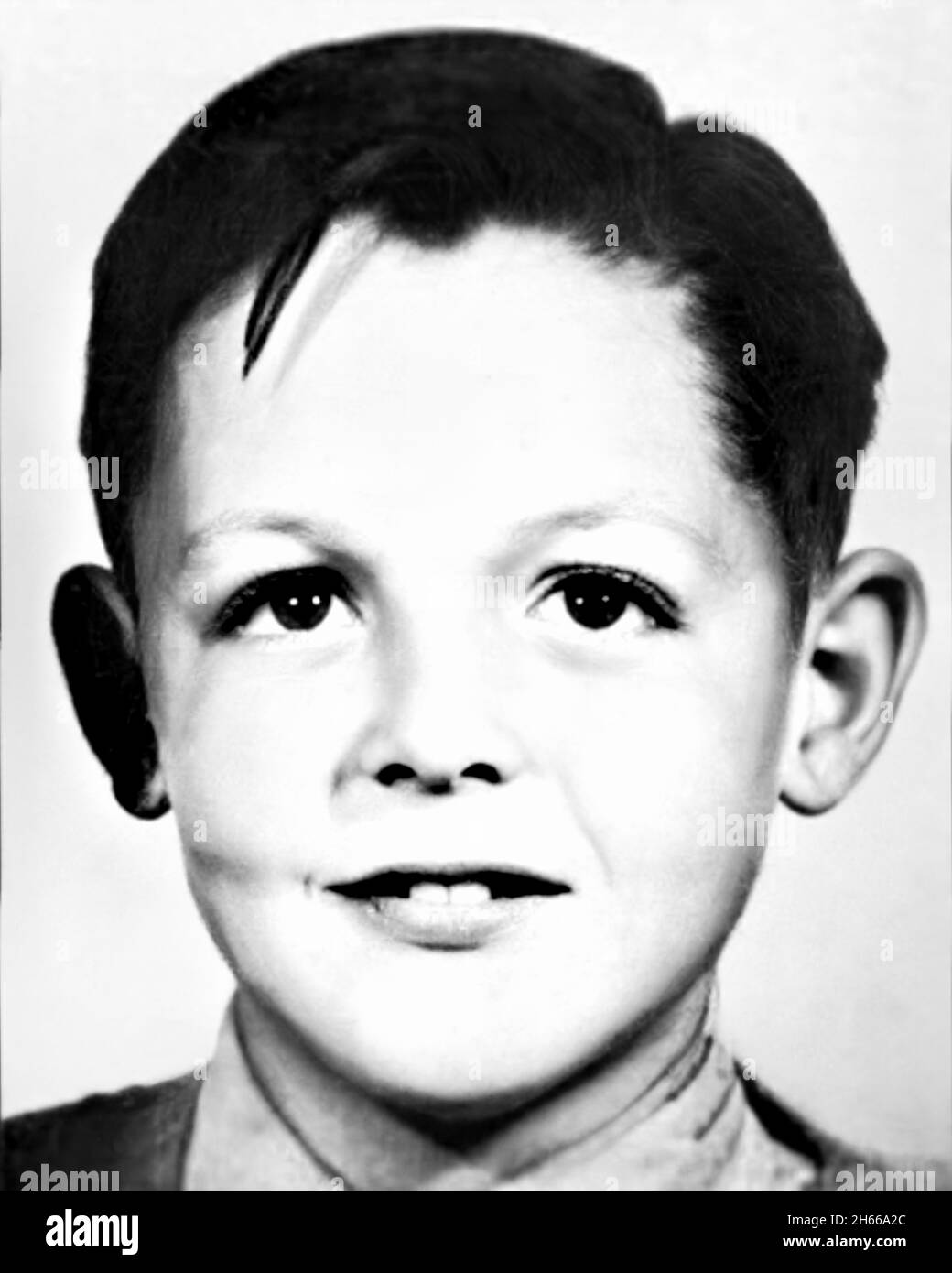 1950 , LIVERPOOL , GREAT BRITAIN : The celebrated british Rock Star singer and composer Sir PAUL McCARTNEY  ( born 18 june 1942 ), of THE BEATLES , when was a young boy aged 8 . Unknown photographer. - HISTORY - FOTO STORICHE - personalità da bambino bambini da giovane - personality personalities when was young  - INFANZIA - CHILDHOOD - BAMBINO - BABY - BAMBINI - CHILDREN - CHILD - ROCK' Roll - POP MUSIC - MUSICA - cantante - COMPOSITORE - ROCK STAR --- ARCHIVIO GBB Stock Photo