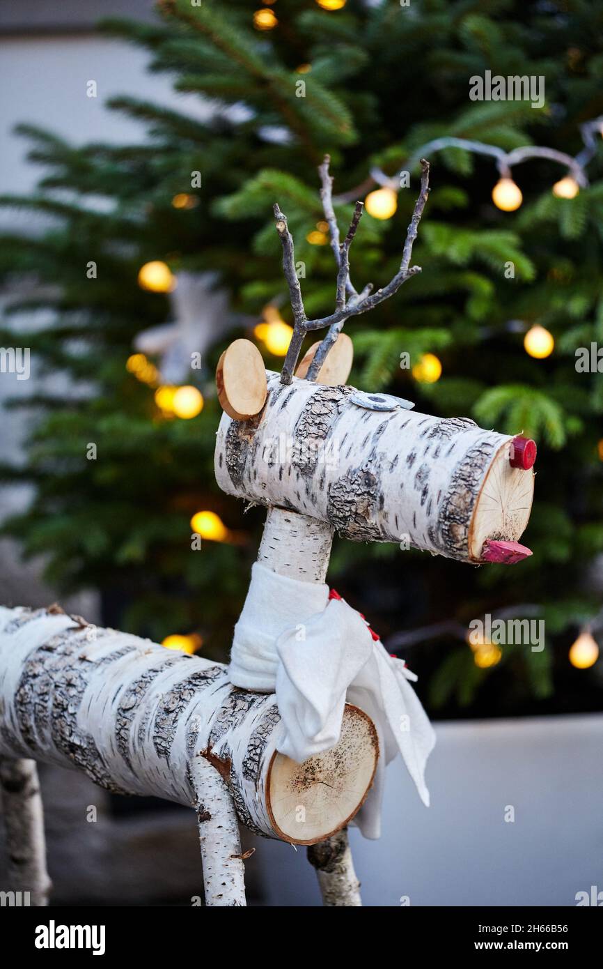 Photo Christmas tree of birch logs with decorative toys Stock Photo - Alamy