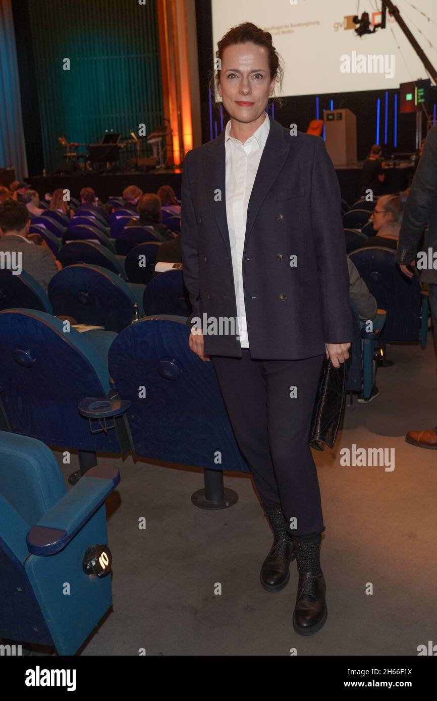 Berlin, Germany. 13th Nov, 2021. Actress Claudia Michelsen comes to the DAfF (German Academy for Television) awards ceremony at Kino Babylon. Credit: Jörg Carstensen/dpa/Alamy Live News Stock Photo
