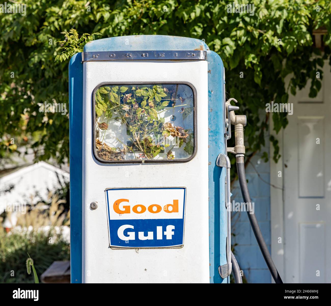 Antique gulf gas pump hi-res stock photography and images - Alamy