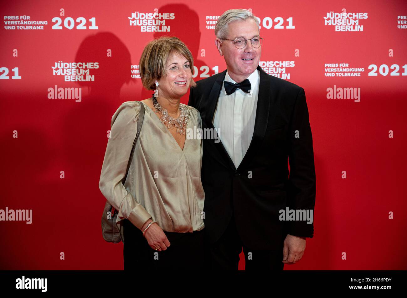 Berlin, Germany. 13th Nov, 2021. Norbert Röttgen (CDU) and his wife Ebba Herfs-Röttgen stand by the press wall at the award ceremony for the "Prize for Understanding and Tolerance". The prize goes to the President of the Jewish Community of Munich and Upper Bavaria Knobloch and the architect Libeskind. Credit: Fabian Sommer/dpa/Alamy Live News Stock Photo