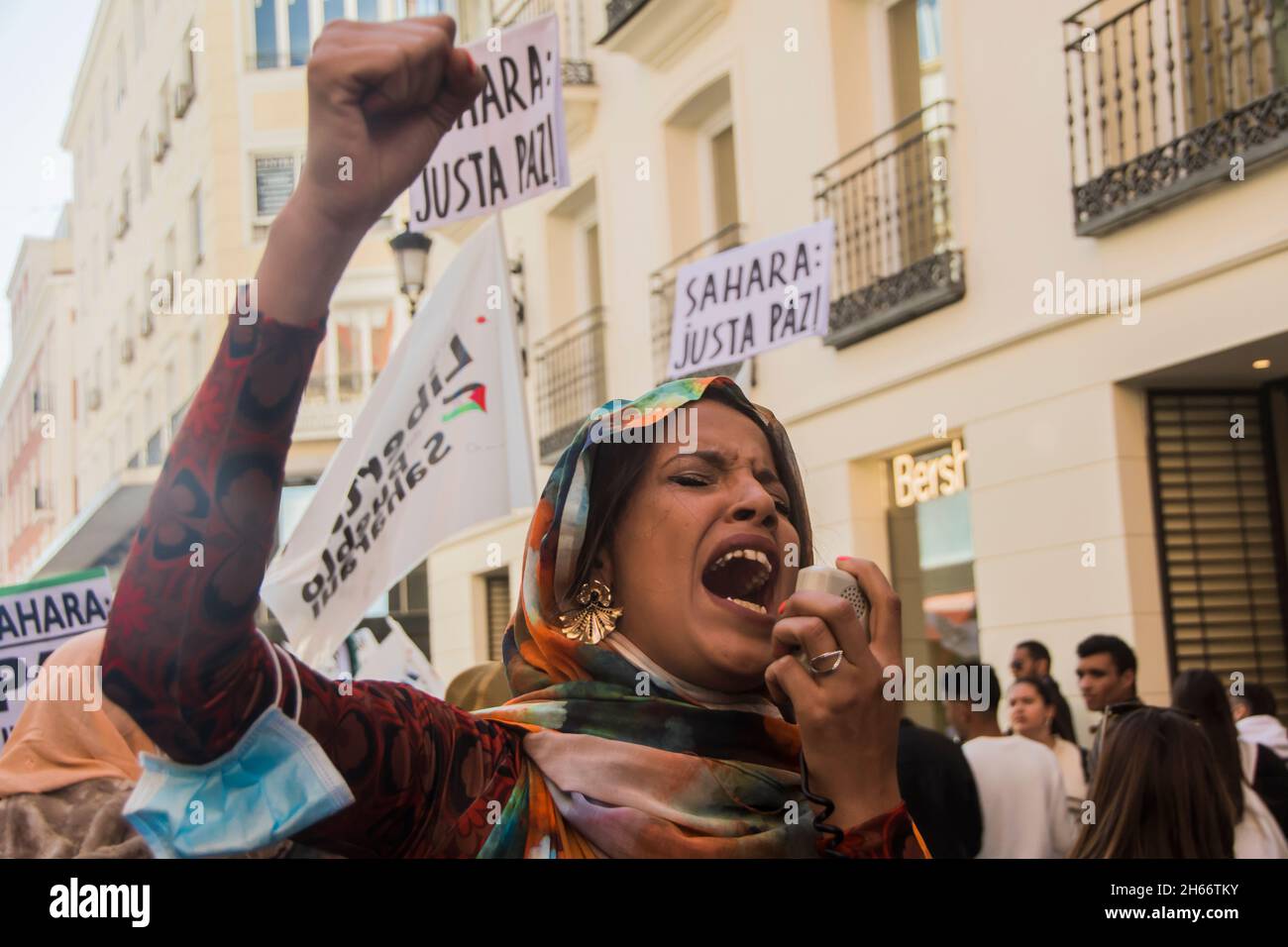 Saharawis and representatives of groups of the movement in solidarity ...