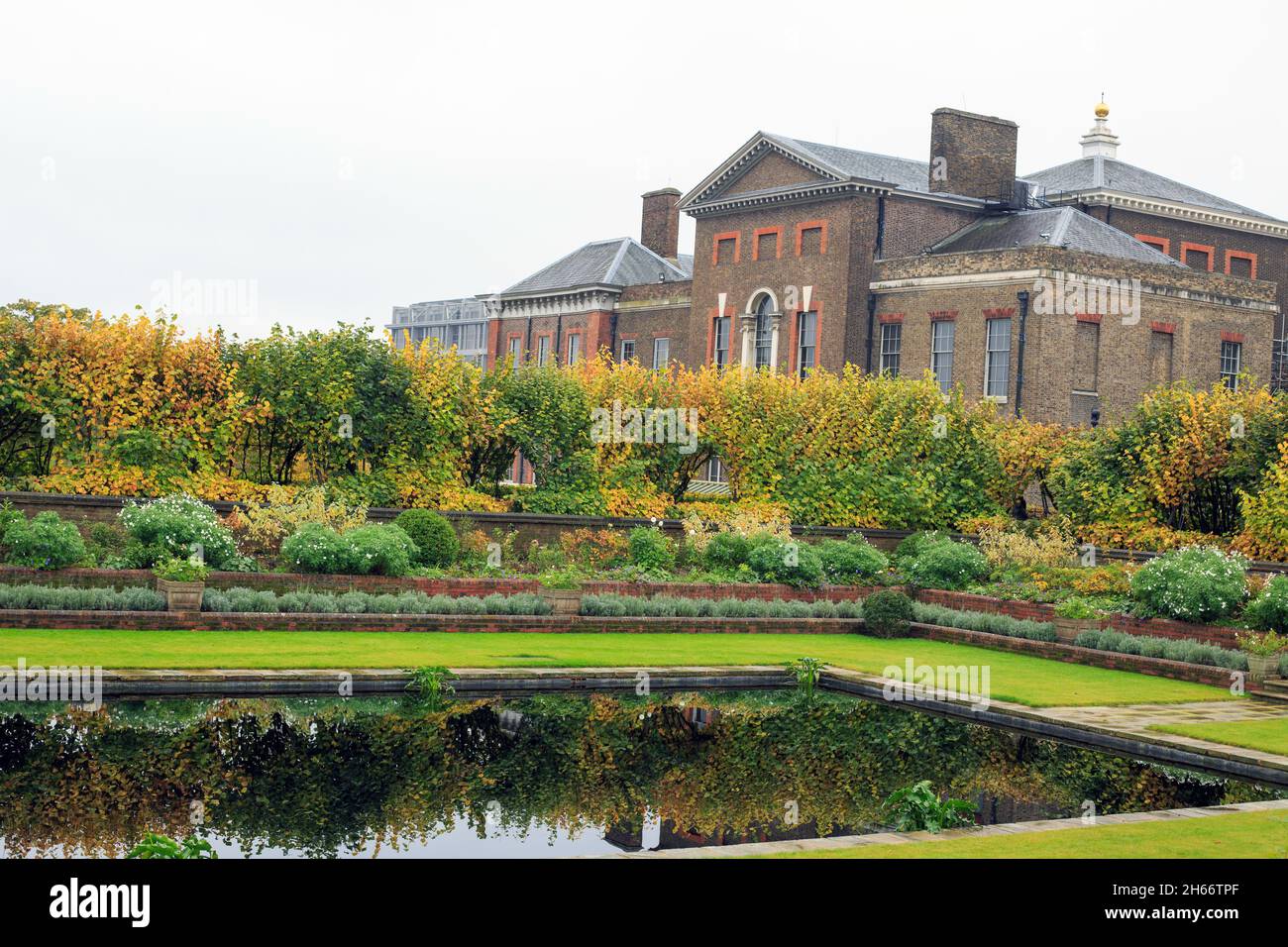 Kensington Palace and Gardens overlooking the sunken garden Stock Photo
