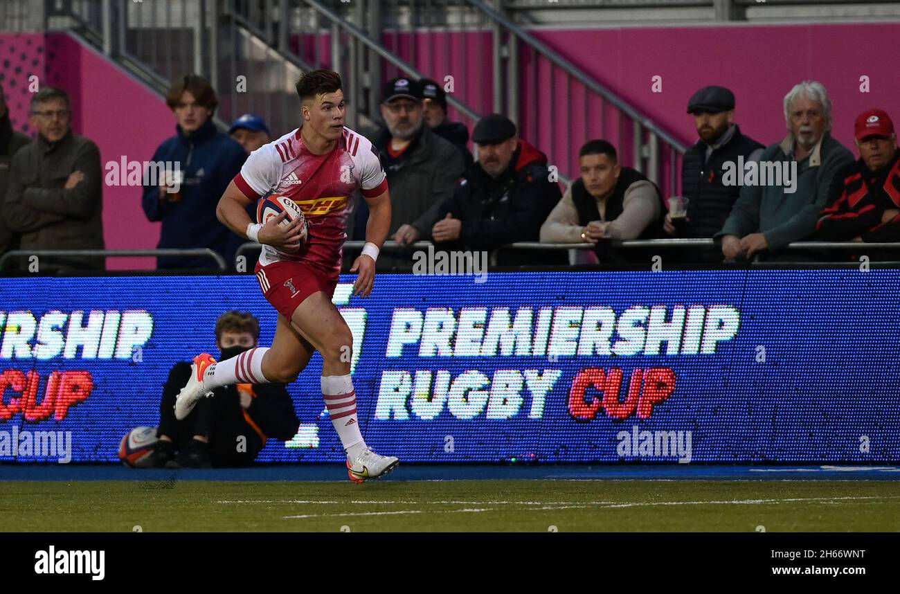 Barnet, United Kingdom. 13th Nov, 2021. Premiership Rugby Cup. Saracens V Harlequins. StoneX Stadium. Barnet. Huw Jones (Harlequins) makes a brek during the Premiership Rugby Cup match between Saracens and Harlequins at the StoneX Stadium, Barnet. Credit: Sport In Pictures/Alamy Live News Stock Photo