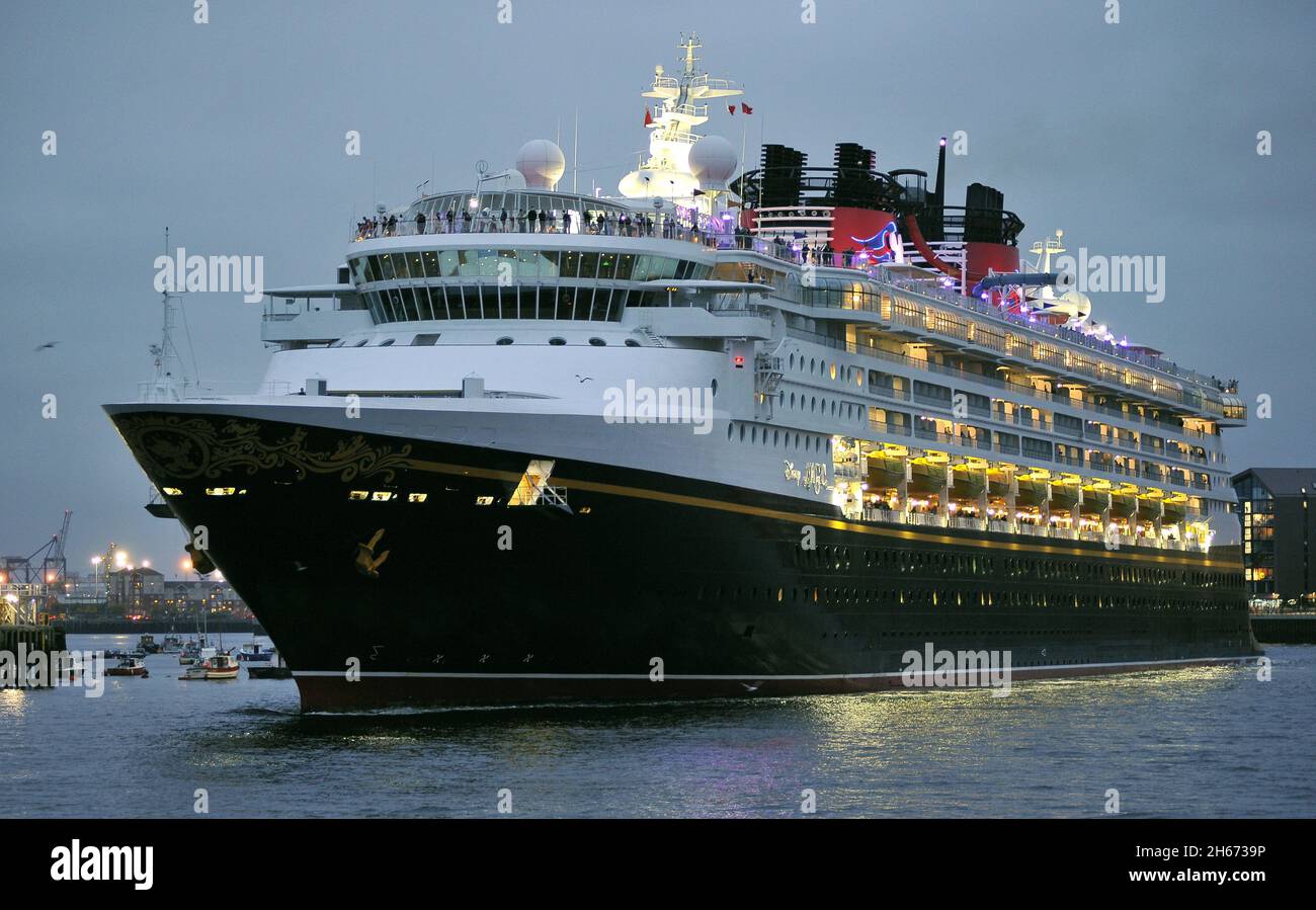 AJAXNETPHOTO. SEPTEMBER, 2021. PORT OF TYNE, ENGLAND. - HEADING OUT - DISNEY MAGIC CRUISE LINER HEADS OUT OF THE TYNE AT TWILIGHT.PHOTO:TONY HOLLAND/AJAX REF:DTH210809 9260 Stock Photo