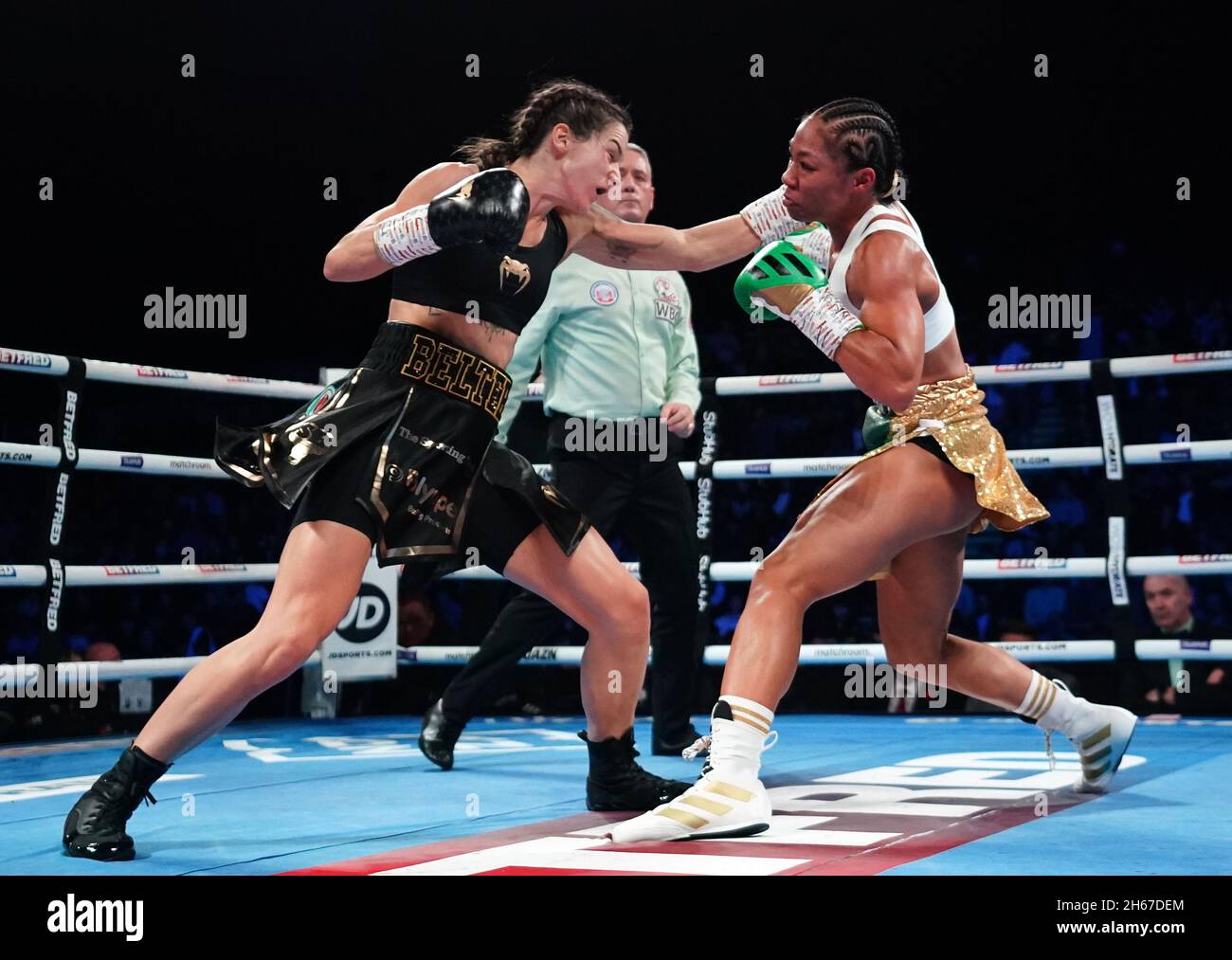 Terri Harper (left) and Alycia Baumgardner in the World Boxing Council World Female Super Feather Title bout at Sheffield Arena. Picture date: Saturday November 13, 2021. Stock Photo
