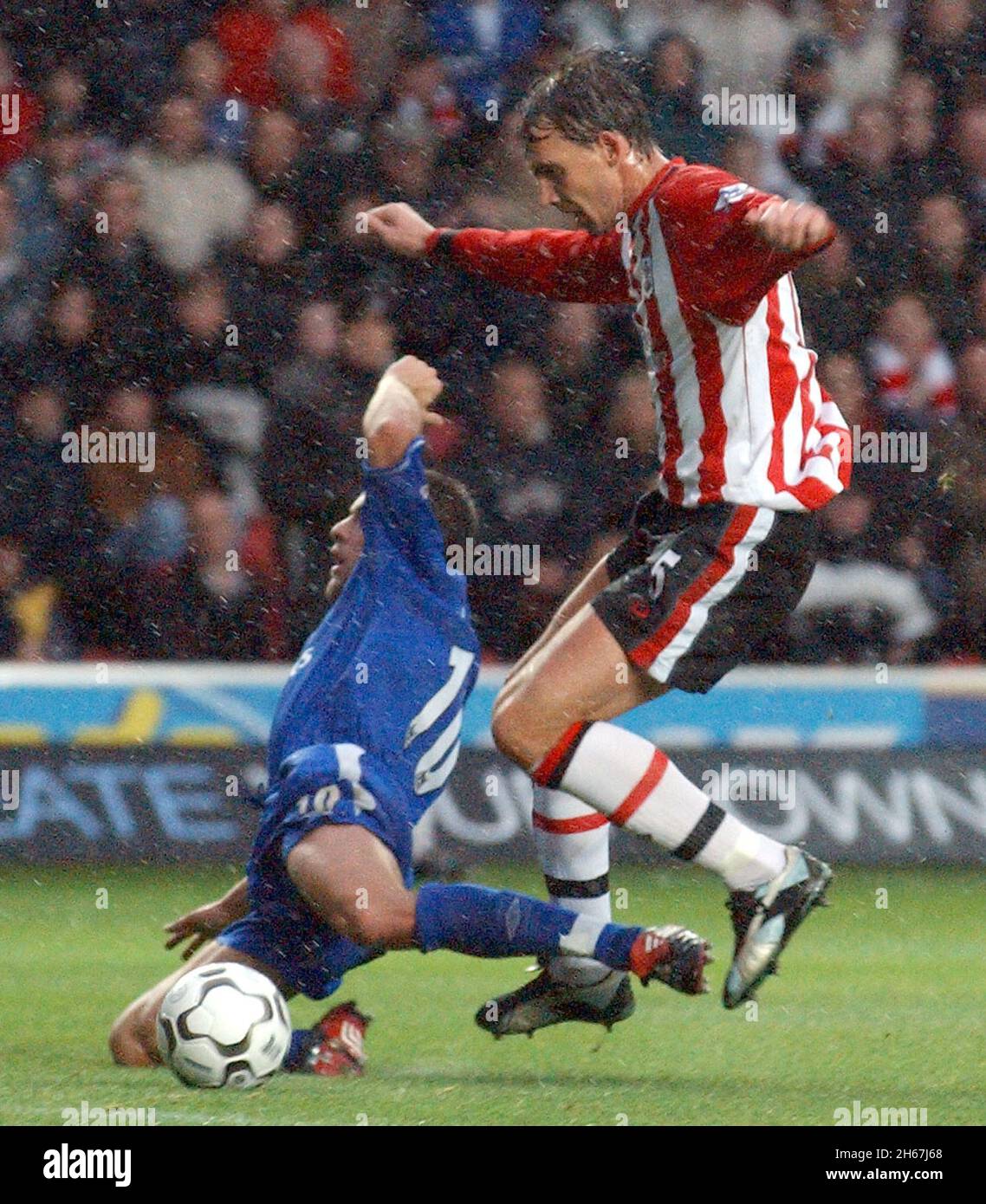 southampton v chelsea. 22-11-03 JOE COLE GOES DOWN IN THE PENALTY AREA AFTER A CHALLENGE FROM CLAUS LUNDEKVAM pic mike walker, 2003 Stock Photo
