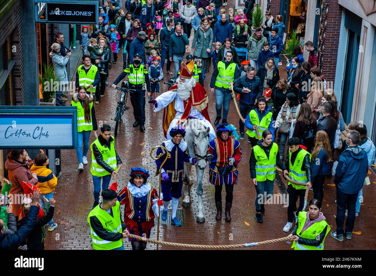 St. Nicholas is seen arriving with his his white horse called, Ozosnel
