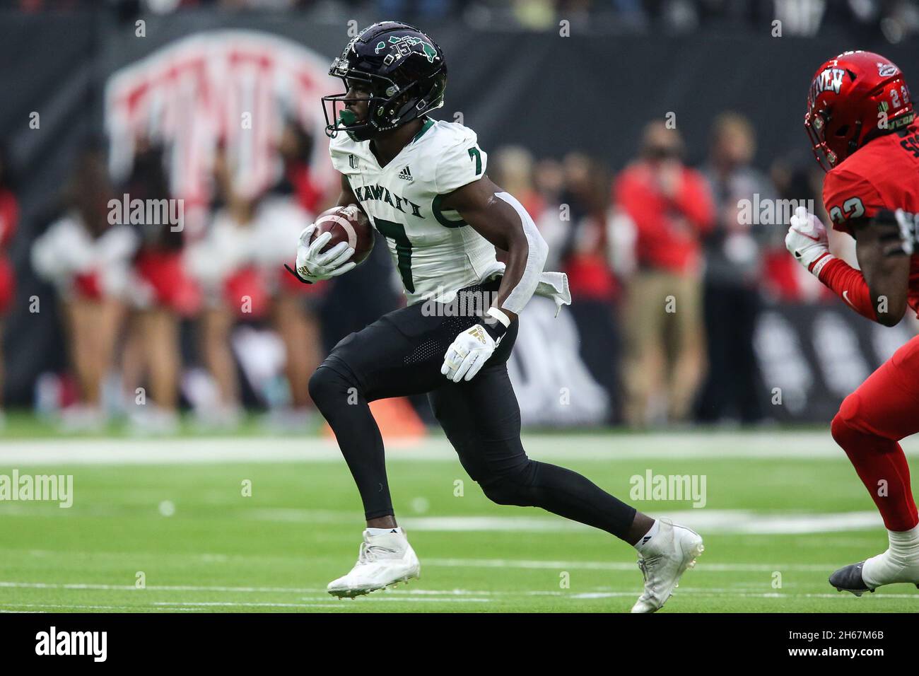 November 13, 2021: Hawaii Warriors running back Calvin Turner Jr. (7) runs with the football during the NCAA football game featuring the Hawaii Warriors and the UNLV Rebels at Allegiant Stadium in Las Vegas, NV. The UNLV Rebels and the Hawaii Warriors are tied at halftime 10 to 10. Christopher Trim/CSM. Stock Photo