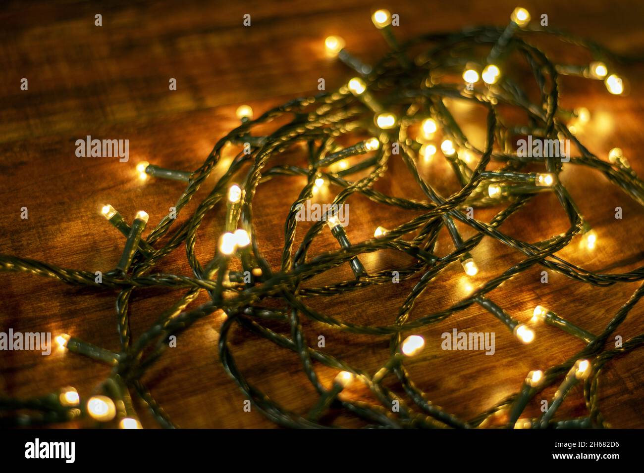 luces navideñas sobre fondo de madera Stock Photo