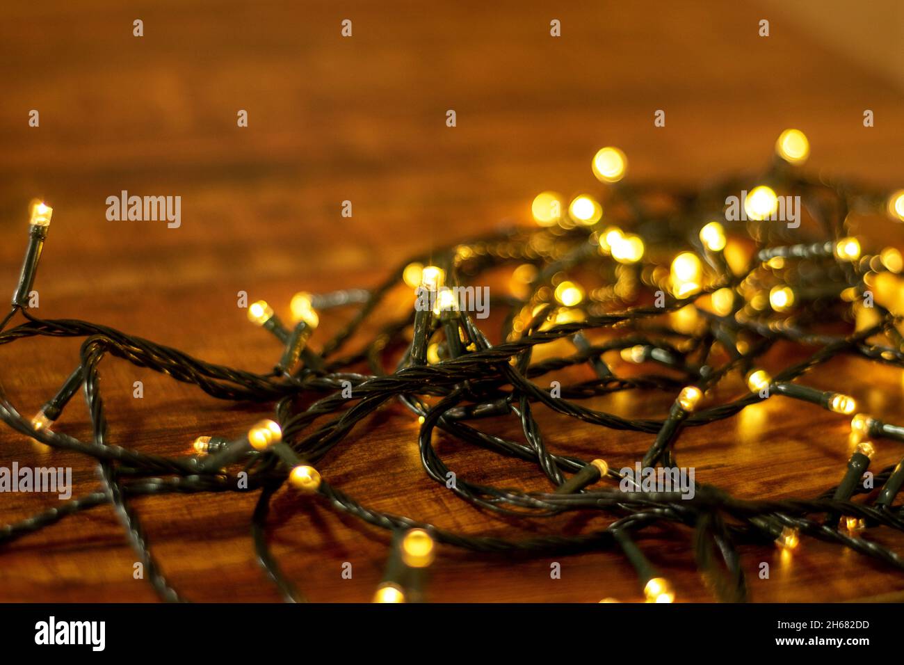 luces navideñas sobre fondo de madera Stock Photo